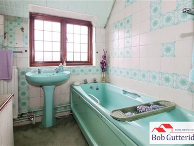 FIRST FLOOR FAMILY BATHROOM